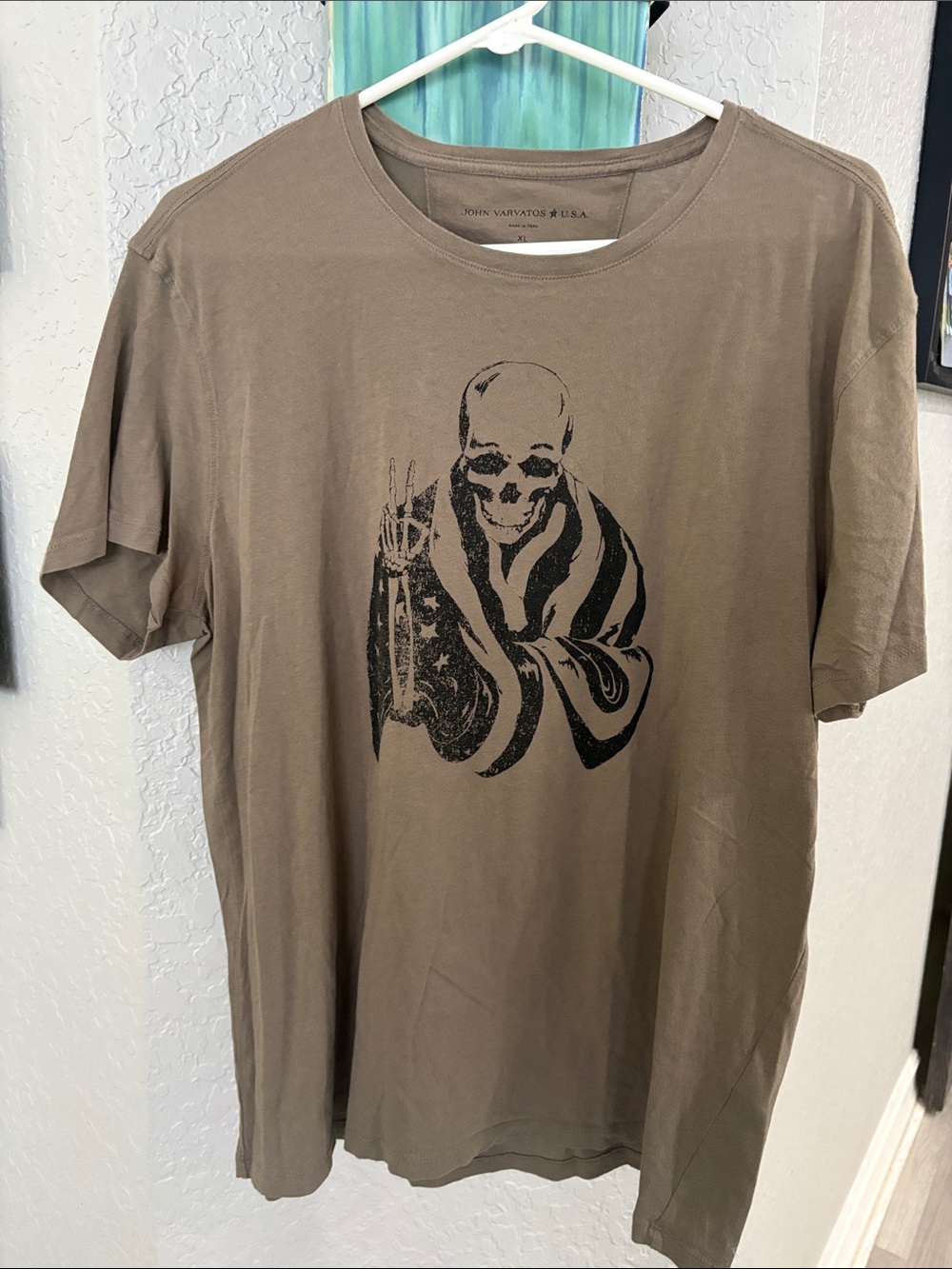 John Varvatos Taupe Short‑Sleeve Tee with Black Skull Graphic size xl